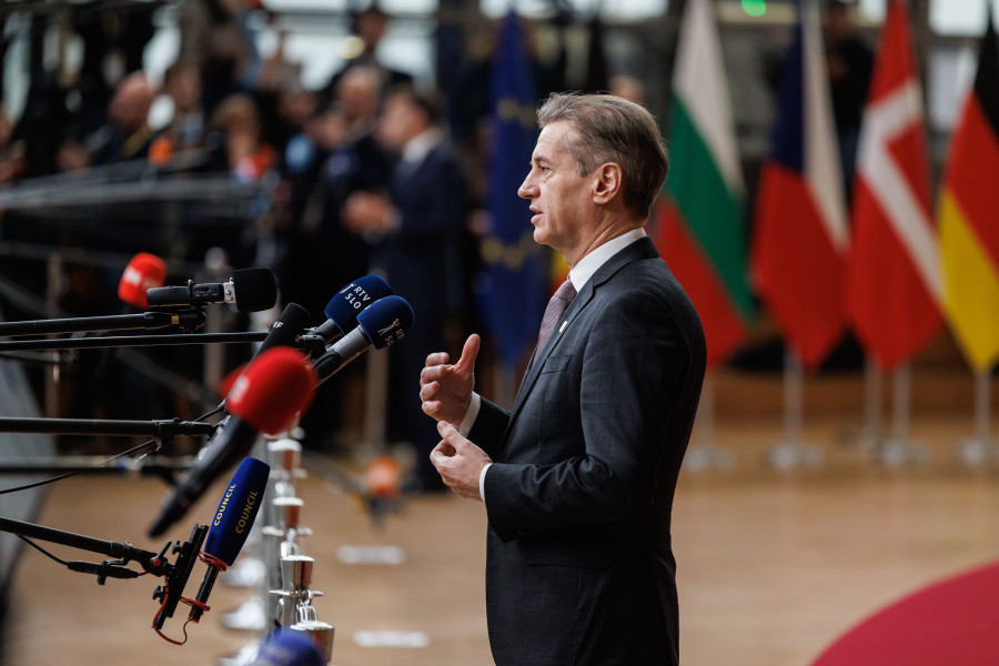 Predsednik vlade pred mikrofoni