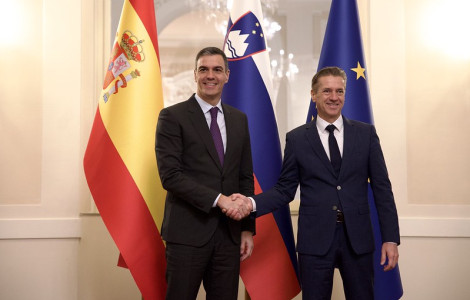 53658299488 2d30bf251c c (Spanish and Slovenian prime ministers shake hands, with flags in the background)