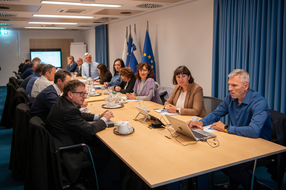 dolgo omizje z ljudmi