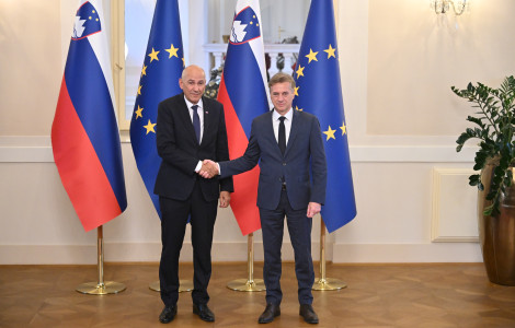 20260604 01547190 (Two men standing in front of slovene and EU flags. They are shaking hands.)
