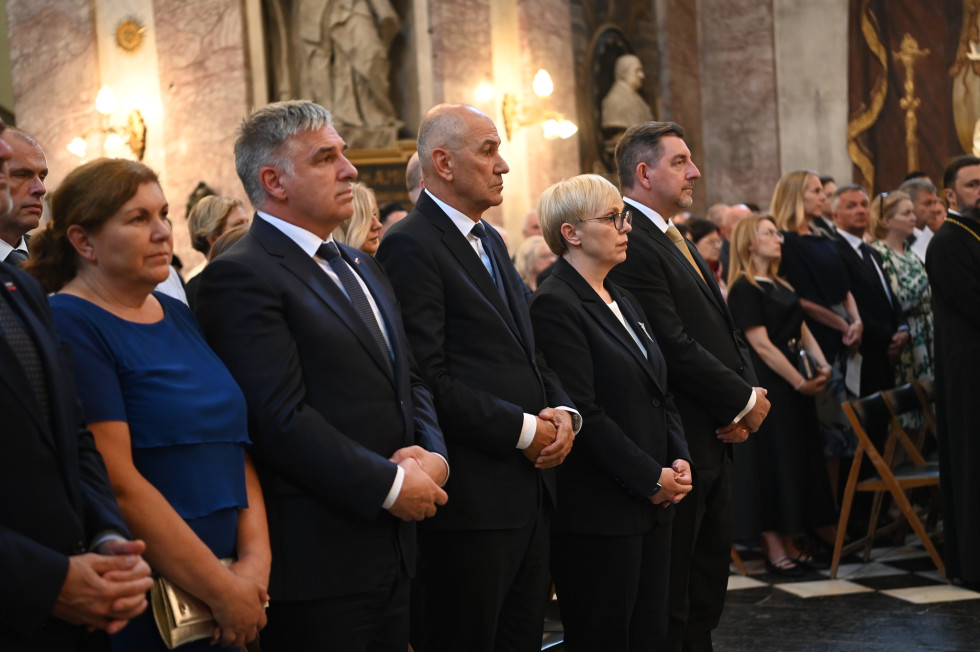 stoječi ljudje v cerkvi