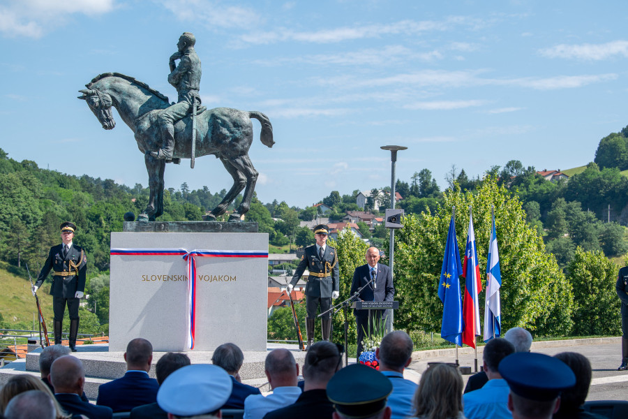 govornik pred kipom