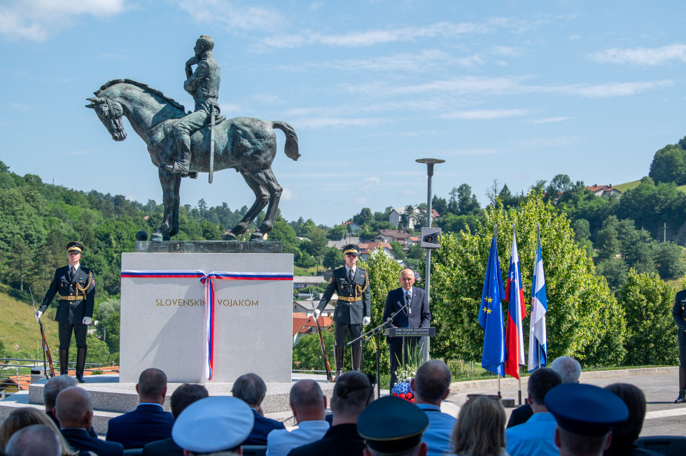 govornik pred kipom