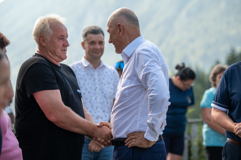 rokovanje dveh moških