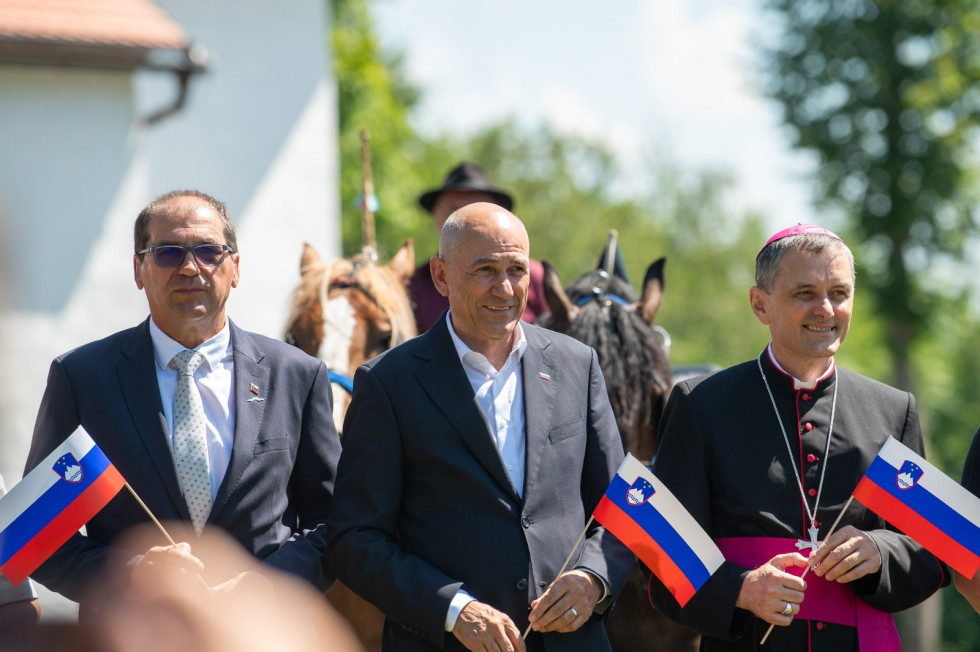 moški z zastavico v roki