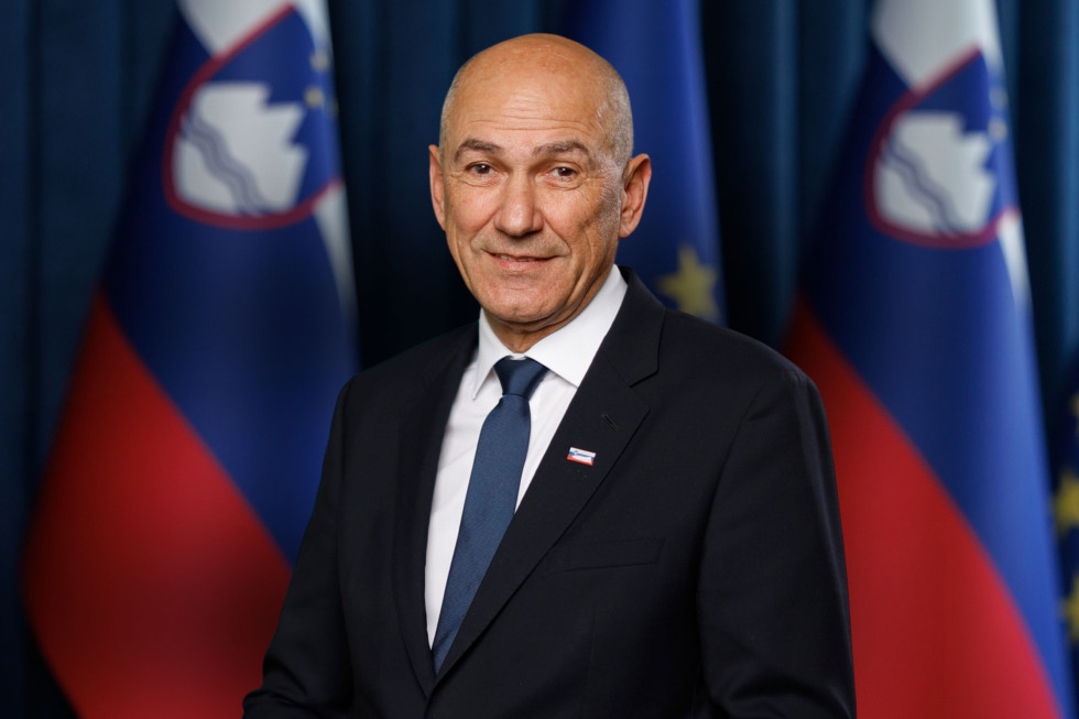nasmejan moški pred zastavami