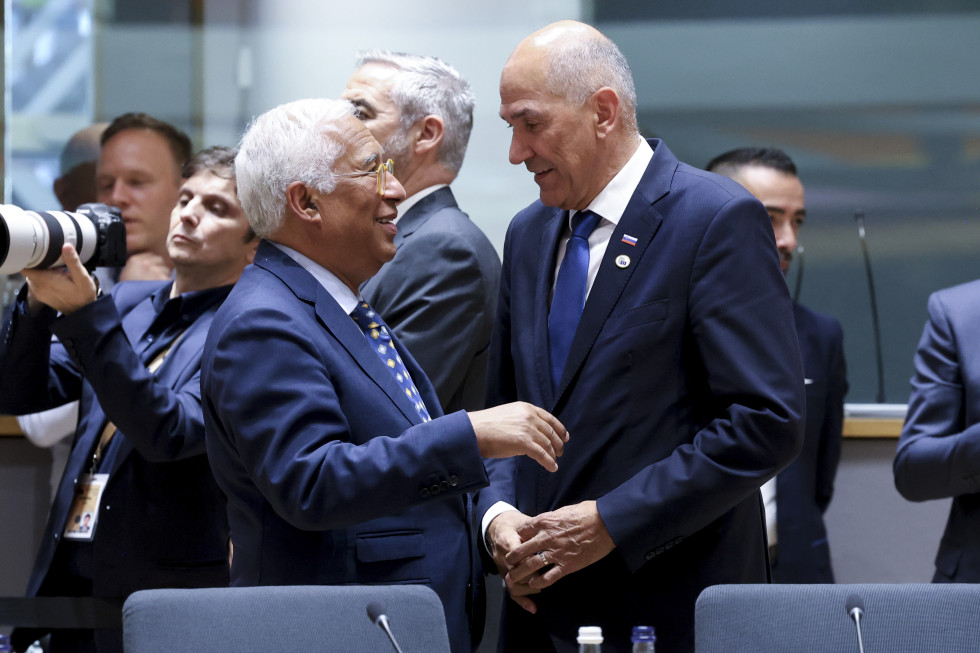 Antonio Costa in Janez Janša stojita in se pogovarjata.