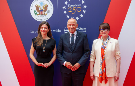 PV ameriški dan neodvisnosti 1 17062026 (Urška Bačovnik Janša, Janez Janša, and Asel K. Roberts are standing, with American symbols in the background.)