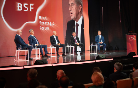 PV BSF 3 31082026 (Sebastjan Jeretič, Andrej Plenković, Janez Janša, Andrej Babiš and Peter Magyar are seated on stage, with screens displaying images and symbols of the Bled Strategic Forum in the background.)