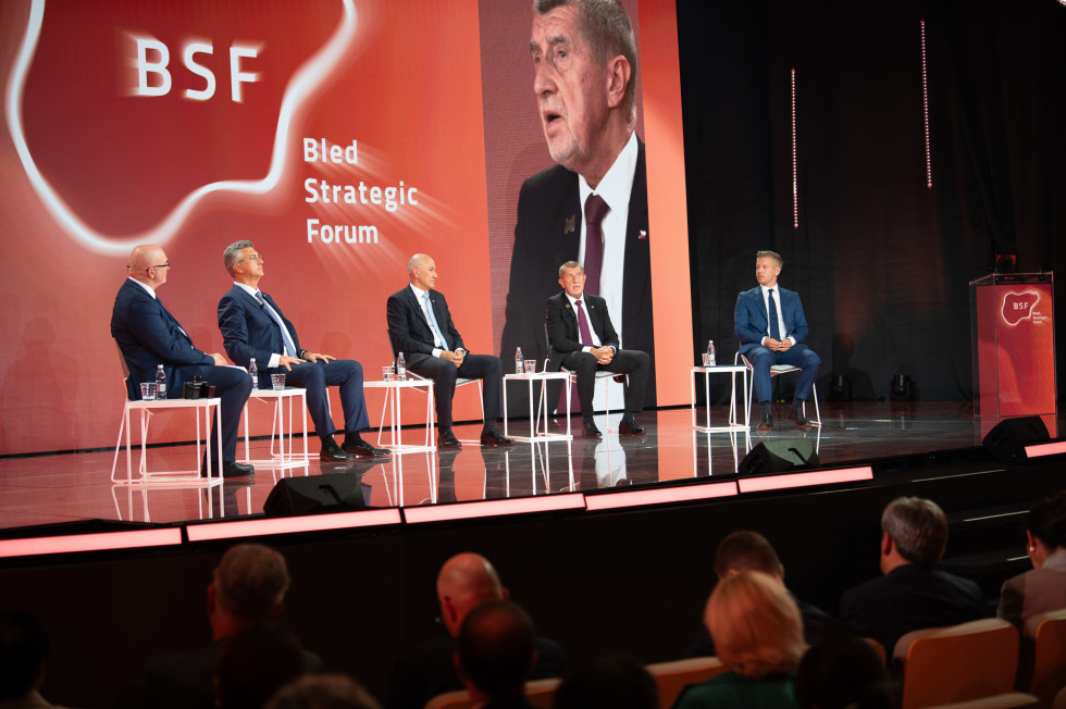 Sebastjan Jeretič, Andrej Plenković,  Janez Janša, Andrej Babiš in Peter Magyar sedijo na odru, v ozadju so zasloni s podobami in simboli Blejskega strateškega foruma.