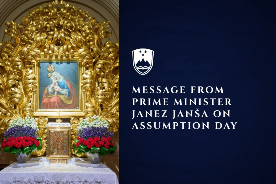 On the left is the altar; on the right, at the top, is the Slovenian coat of arms, with an inscription below it.