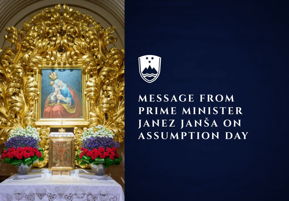On the left is the altar; on the right, at the top, is the Slovenian coat of arms, with an inscription below it.