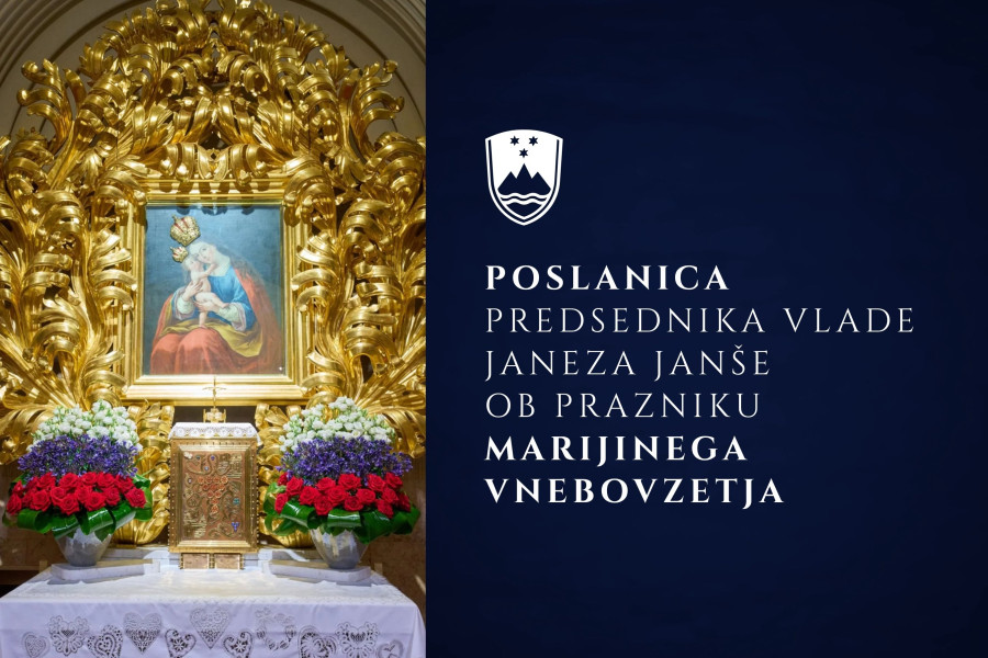 On the left is the altar; on the right, at the top, is the Slovenian coat of arms, with an inscription below it.