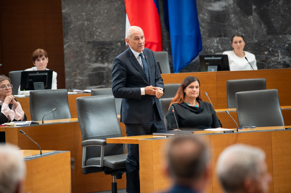 moški v klopi parlamenta