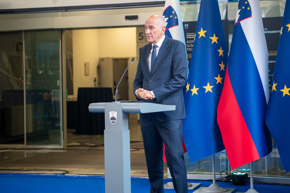 moški za govorniškim pultom