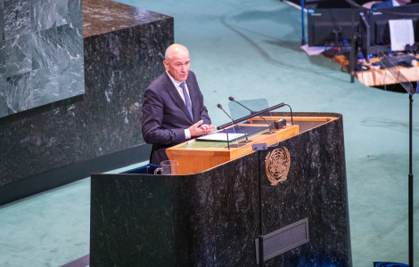MK1 8532 (The Prime Minister stands at the podium and addresses the participants)