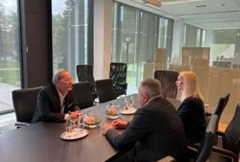 Državni sekretar Zdravko Počivalšek z generalnim direktorjem družbe Bayer