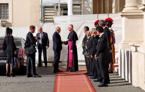 Srečanje PV in papeža v Vatikanu 1 05102026 (Janez Janša and Pope Leo XIV are standing in the centre, shaking hands. Members of the delegations are standing to their left and right.)