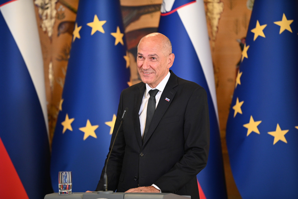 Predsednik vlade, za njim evropska in slovenska zastava