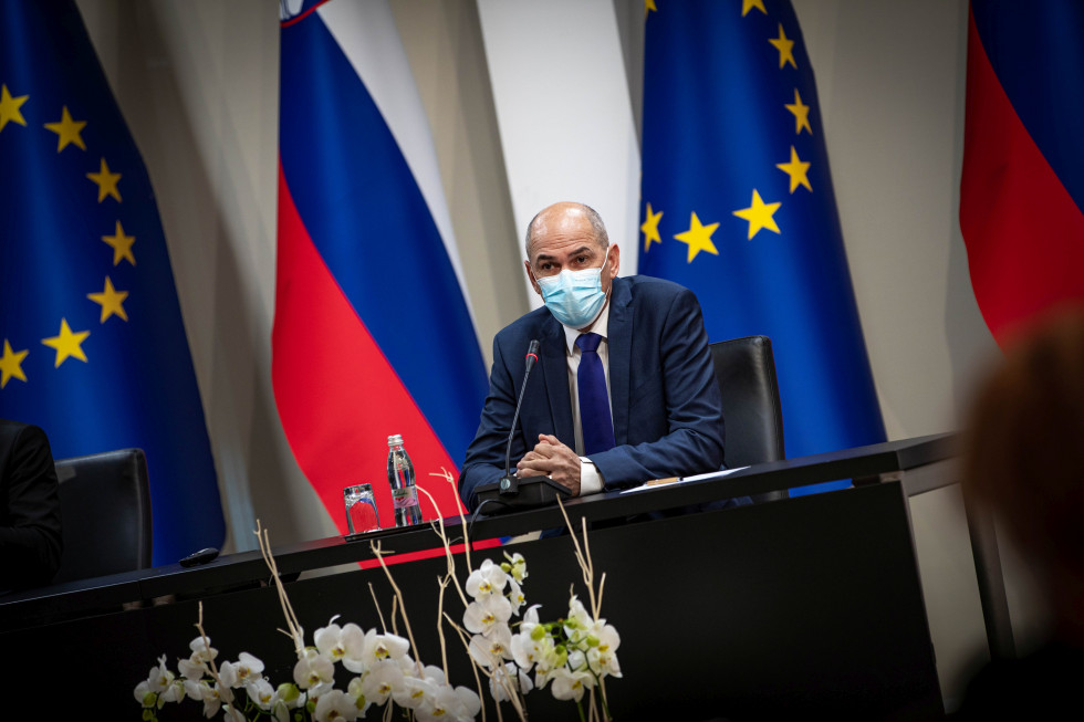 Novinarska konferenca predsednika vlade Janeza Janše in ministra za delo, družino, socialne zadeve in enake možnosti Janeza Ciglerja Kralja