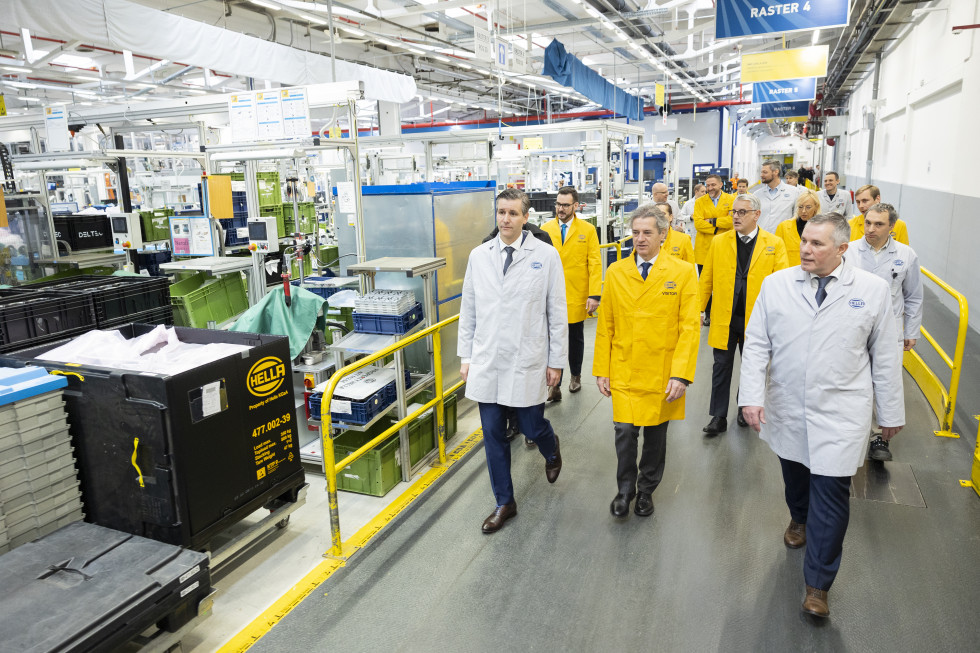 PM Robert Golob, together with Minister of Economic Development and Technology Matjaž Han and Minister of Finance Klemen Boštjančič, visited the company Hella Saturnus Slovenija.