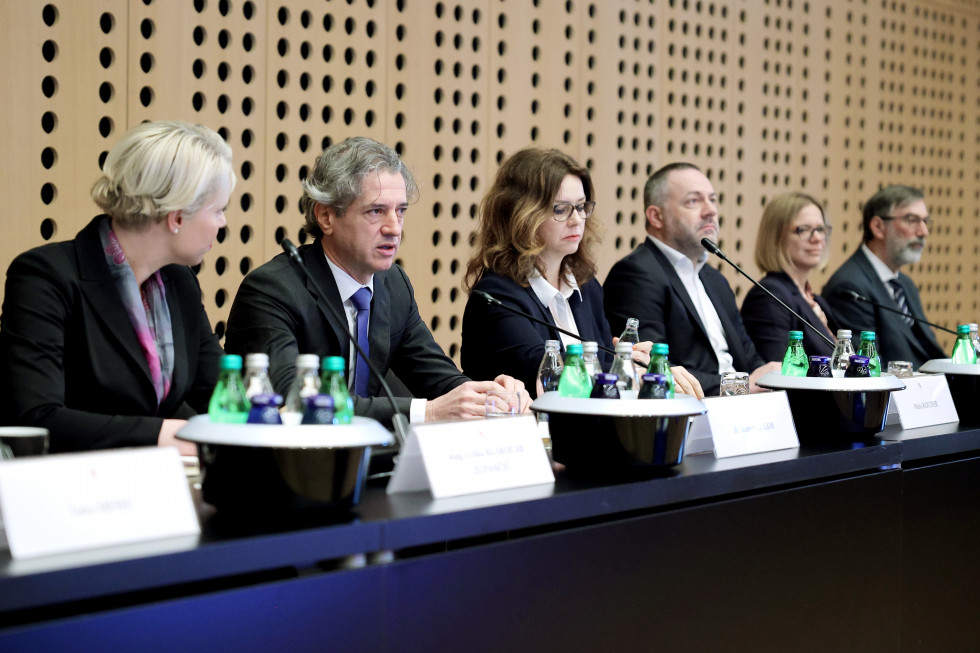 Urška Klakočar Zupančič, dr. Robert Golob, Maša Kociper, Danijel Bešič Loredan, Sanja Ajanović Hovnik in dr. Darjo Felda