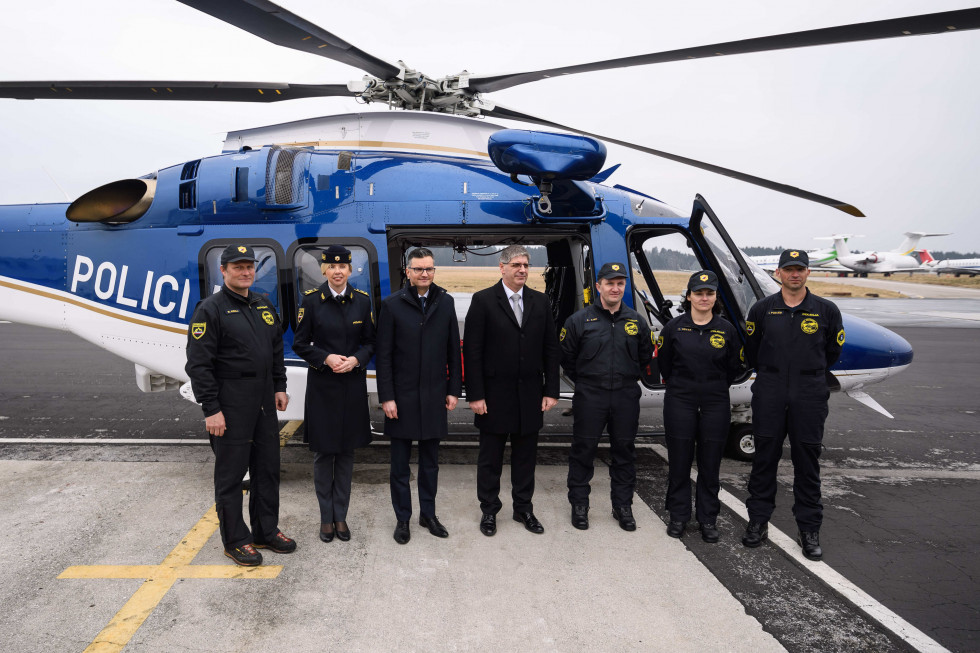 Predsednik vlade Marjan Šarec na primopredaji policijskega helikopterja.