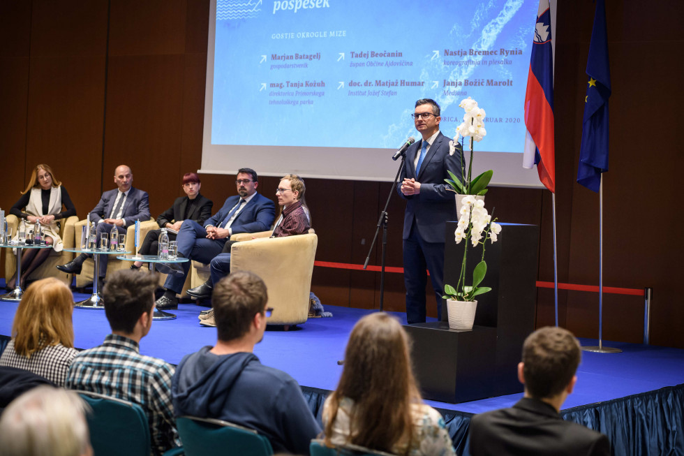 Predsednik vlade Marjan Šarec je nagovoril udeležence zaključne prireditve projekta Primorski pospešek