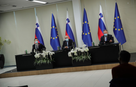 Novinarska konferenca PV (Prime Minister Janez Janša, together with Deputy Prime Ministers Matej Tonin and Zdravko Počivalšek, talked about the situation concerning the coronavirus)