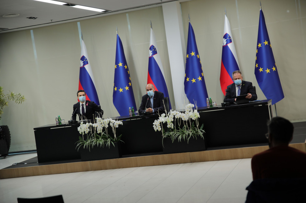Predsednik vlade Janez Janša in podpredsednika Matej Tonin in Zdravko Počivalšek na novinarski konferenci o situaciji v zvezi s koronavirusom