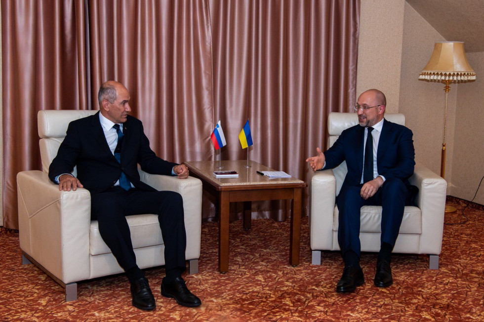 Predsednik vlade Janez Janša je opravil telefonski razgovor z ukrajinskim predsednikom vlade Denysom Shmyhalom