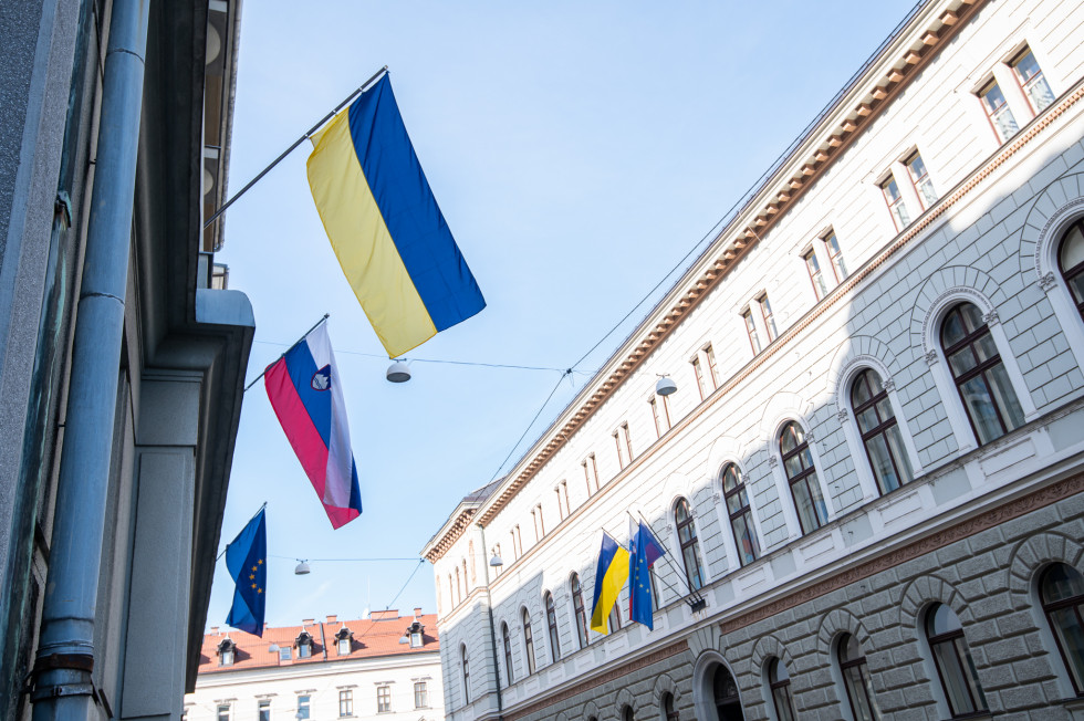 Izobešena ukrajinska zastava na pročelju vladne stavbe in predsedniške palače.