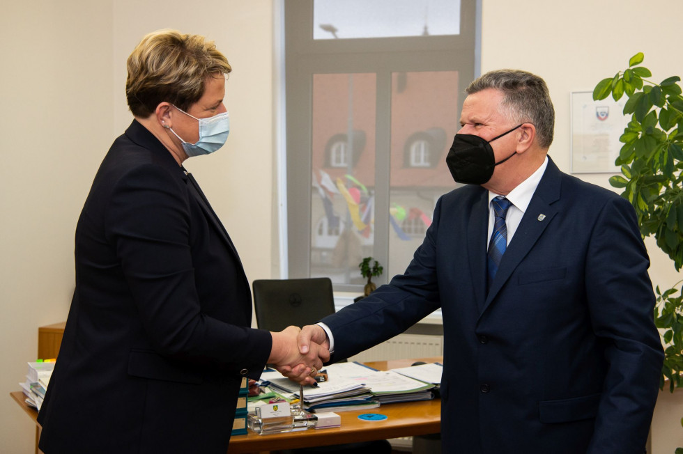 State Secretary Jelka Godec on a visit to the Primorsko-notranjska region
