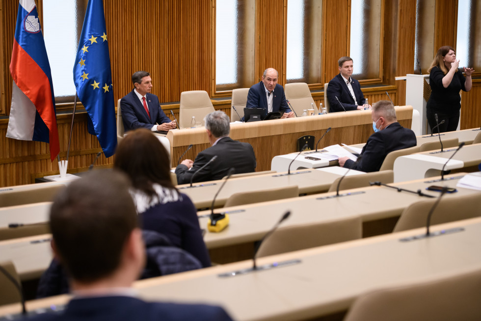 Predsednik vlade Janez Janša je po seji poudaril, da je najprej treba poskrbeti za zdravje in varnost življenja in ljud