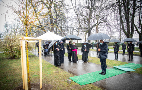 Obeležitev prve smrtne žrtve COVIDa (A ceremony to mourn the deceased during the epidemic)