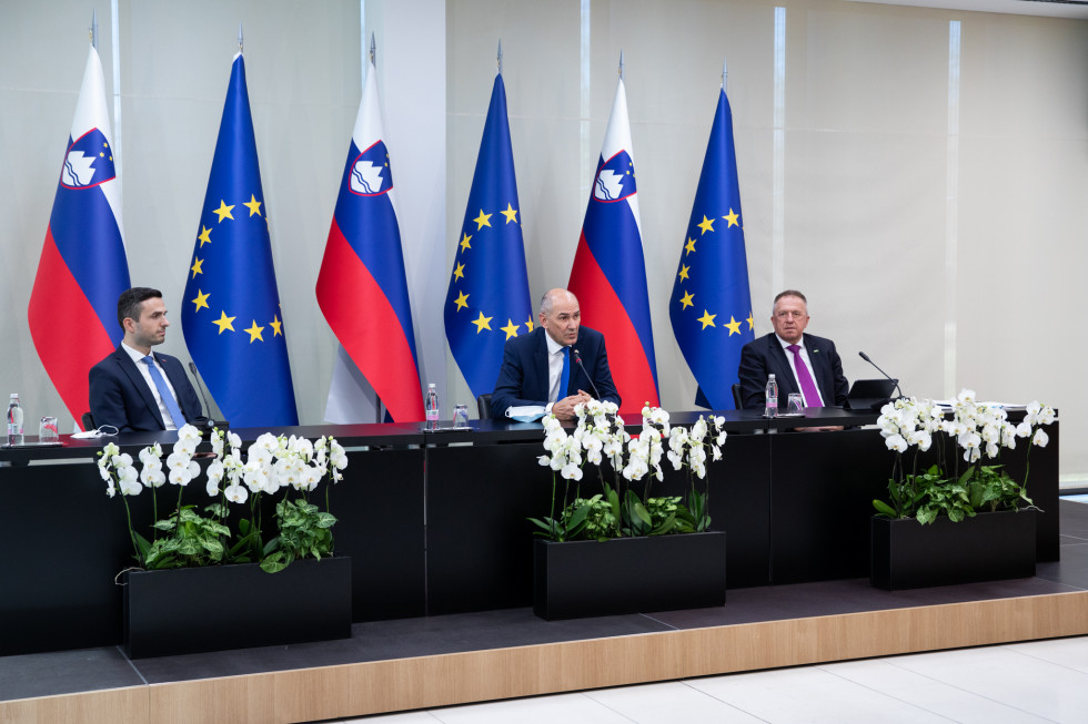 Predsednik vlade Janez Janša in podpredsednika Zdravko Počivalšek in Matej Tonin na novinarski konferenci