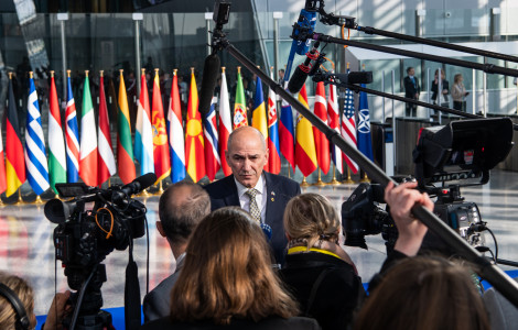 Bruselj24033 (Statement by the Prime Minister on arrival at the Extraordinary Meeting of NATO Heads of State and Government)