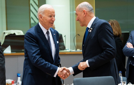 PV ES4 (Prime Minister Janez Janša shakes hands with US President Joe Biden)
