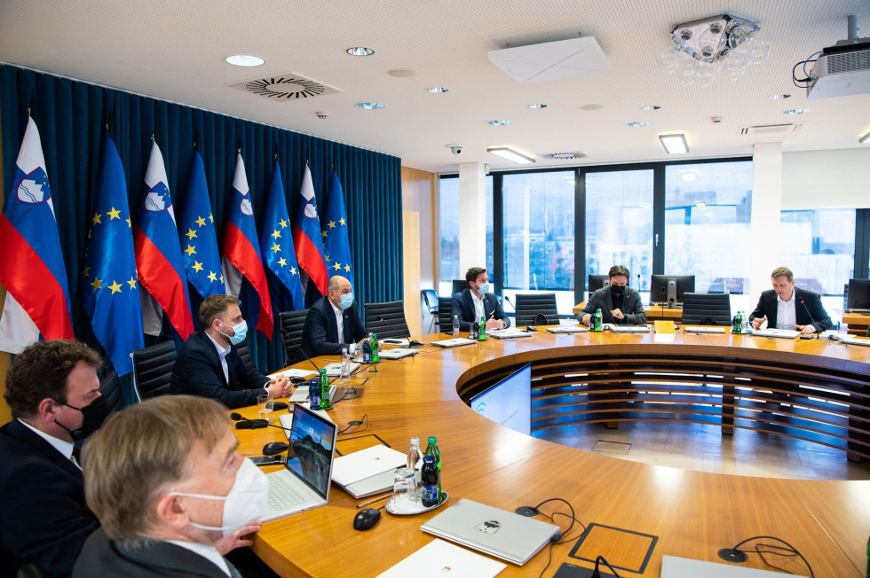 Predsednik vlade in člani Strateškega sveta za digitalno preobrazbo za okroglo mizo