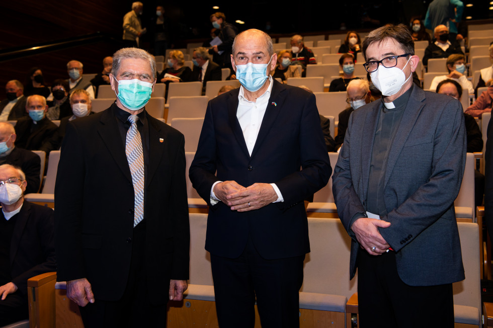 Predsednik vlade Janez Janša se je drevi v Cankarjevem domu udeležil predstavitve knjige Janeza Juhanta Lambert Ehrlich – prerok slovenskega naroda. 