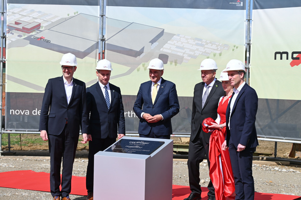 Predsednik vlade Janez Janša se je v Ormožu udeležil slovesnosti ob položitvi temeljnega kamna za gradnjo podjetja Carthago.