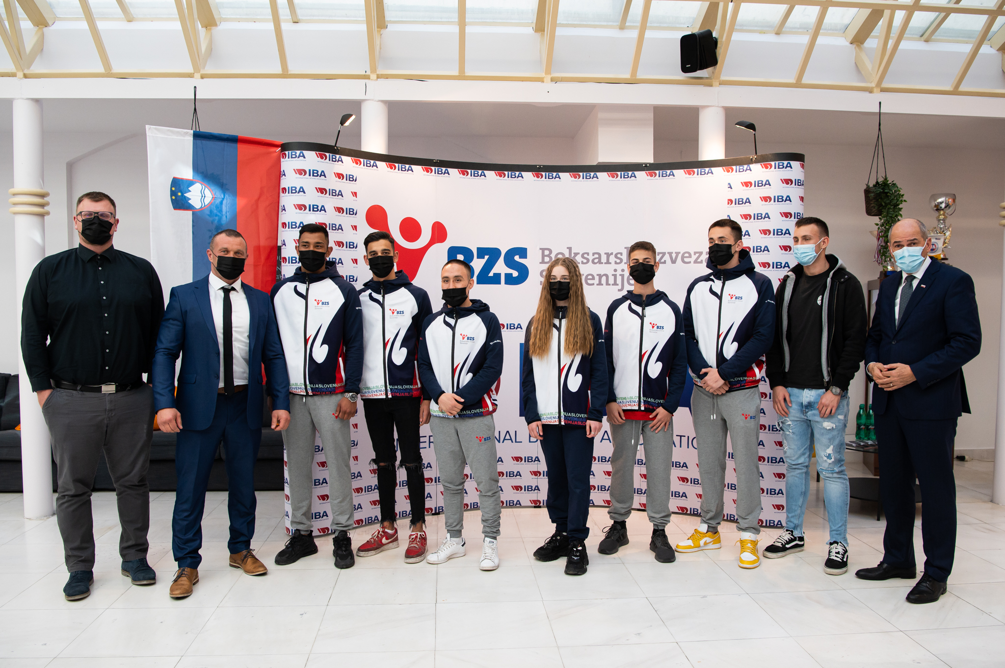 Skupinska fotografija v okviru obiska na Boksarski zvezi Slovenije.