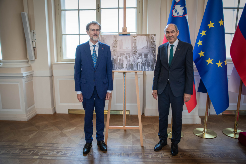 Lojze Peterle, predsednik prve demokratično izvoljene vlade in predsednik vlade Janez Janša.