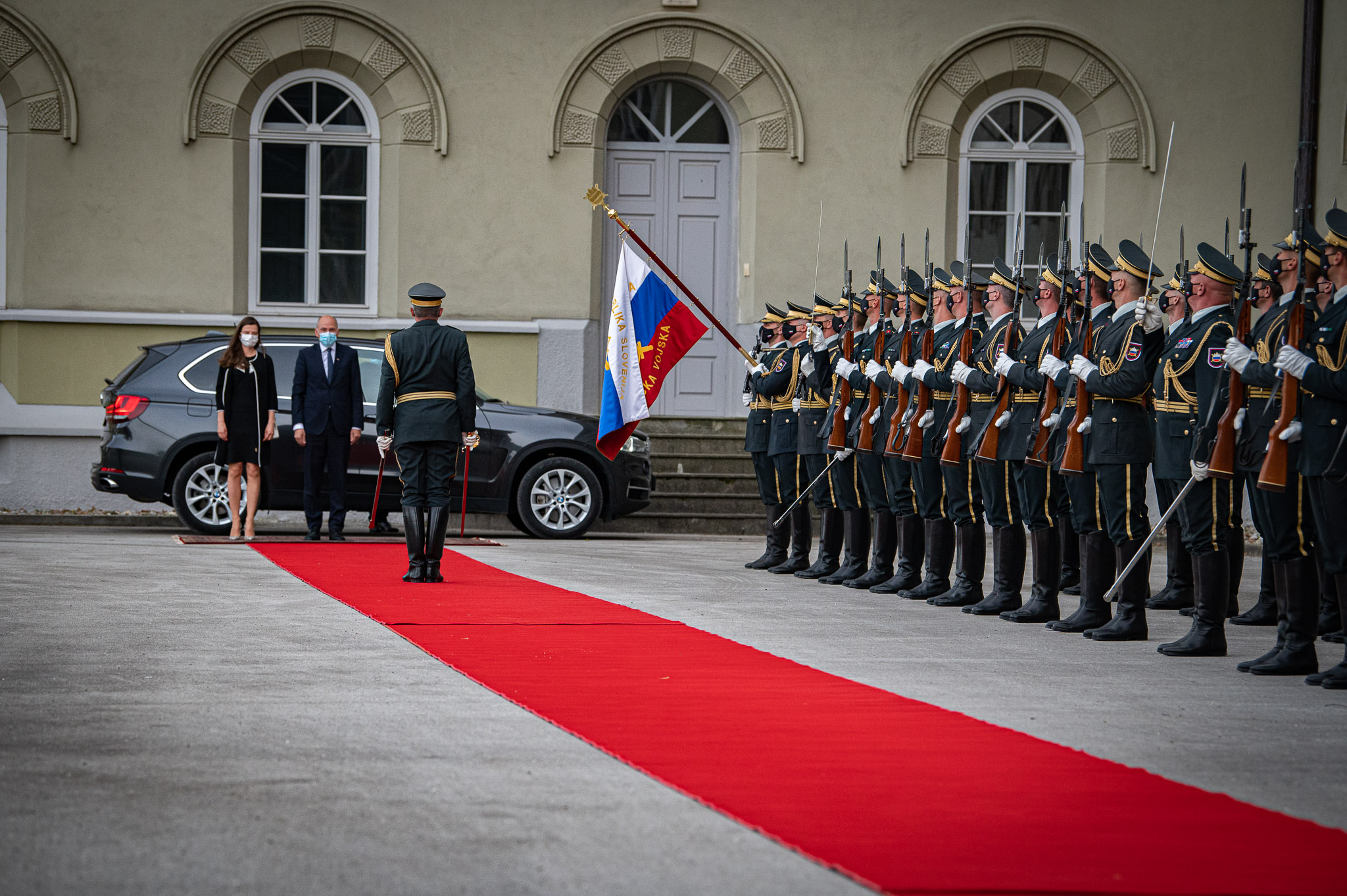 Prihod predsednika vlade s soprogo na koncert Big Band Orkestra Slovenske vojske ob 30. obletnici pekrskih dogodkov
