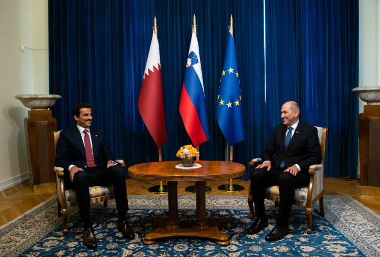 Predsednik vlade Janez Janša se je srečal s katarskim emirjem Al Thanijem