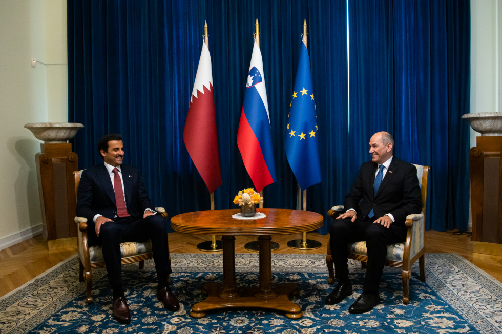 Predsednik vlade Janez Janša se je srečal s katarskim emirjem Al Thanijem