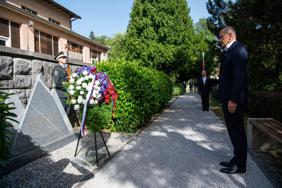 Predsednik vlade pred obeležjem ob katerem je položen venec