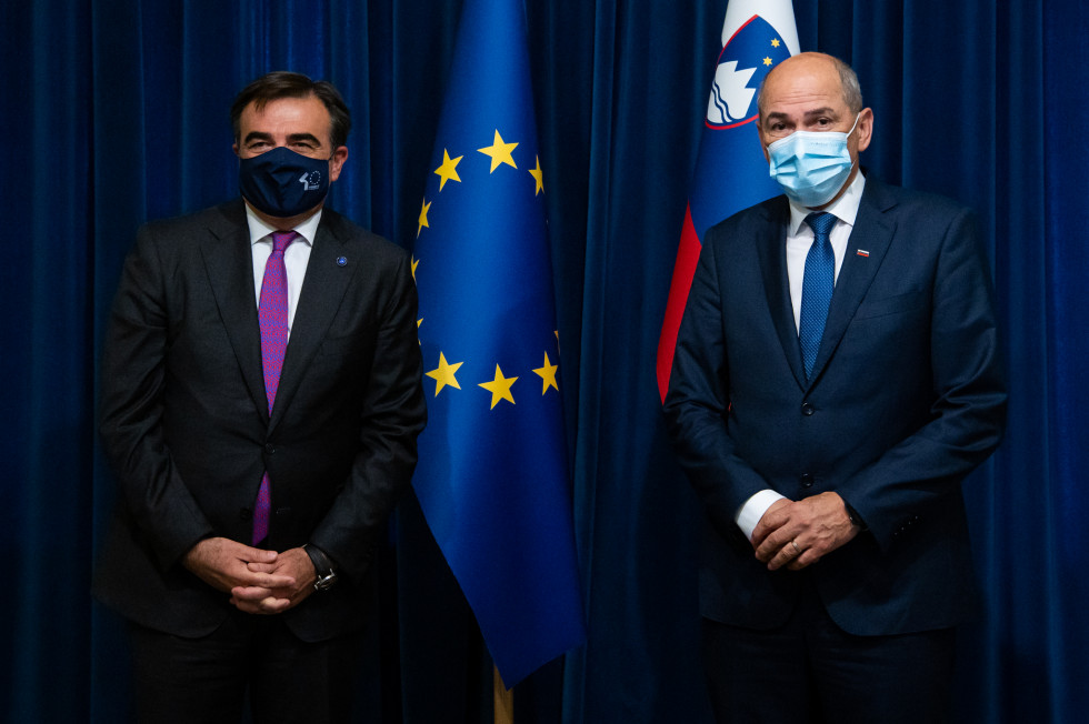 Predsednik vlade Janez Janša s podpredsednikom Evropske komisije Margaritisom Schinasom