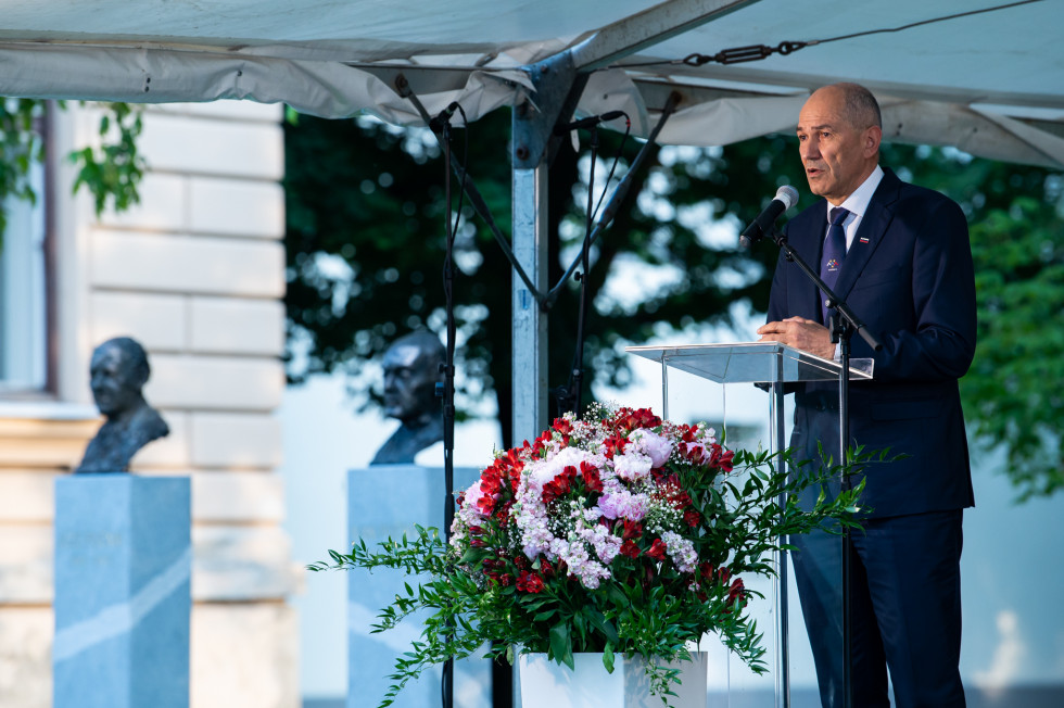 Predsednik vlade osrednji govornik na občinski slovesnosti ob 30 - obletnici samostojne države Slovenije v Slovenski Bistrici
