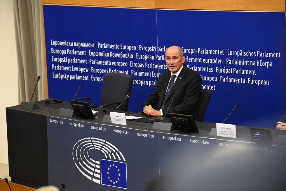 Predsednik vlade Janez Janša med novinarsko konferenco v EP